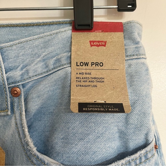 Levi's Woman's Low Pro Straight Leg Distressed Denim Jeans NWT Size 30 - Picture 6 of 6